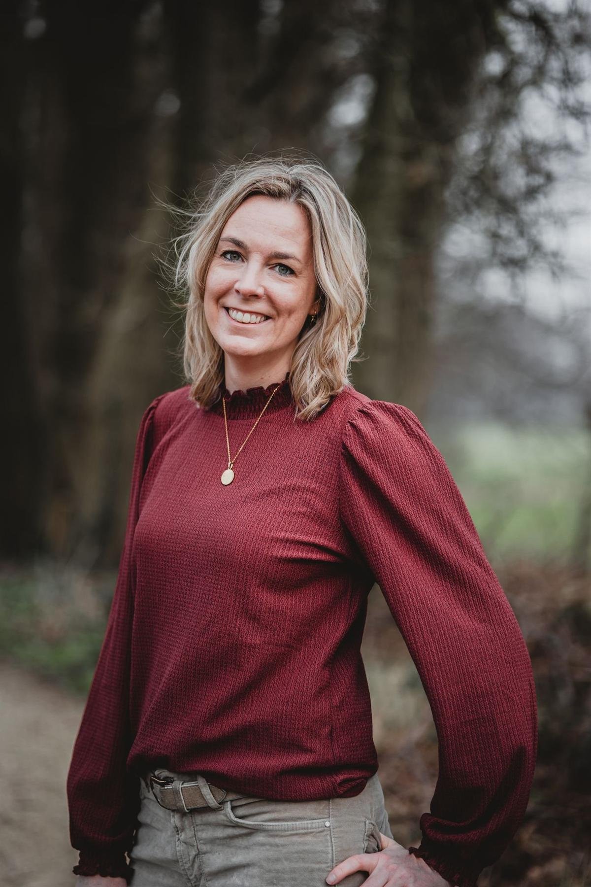 Portret van Yanieke buiten, in een bosrand.